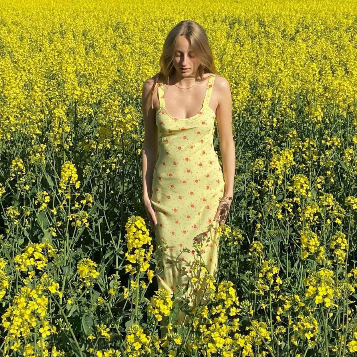 Żółta sukienka letnia maxi w drobne kwiaty
