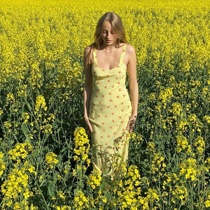 Żółta sukienka letnia maxi w drobne kwiaty
